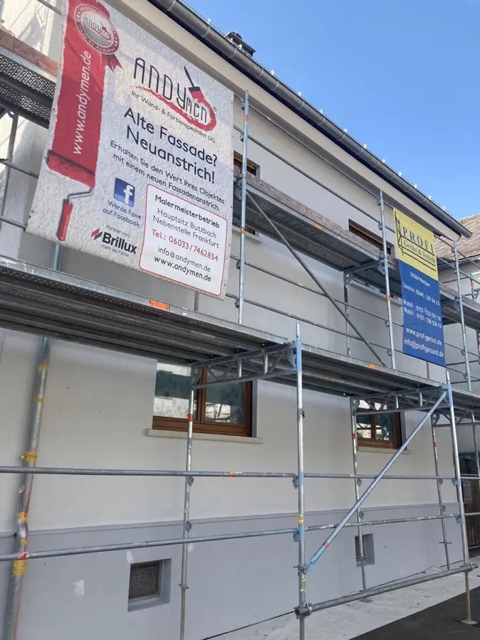 Gerüst mit Andymen-Banner an Einfamilienhaus