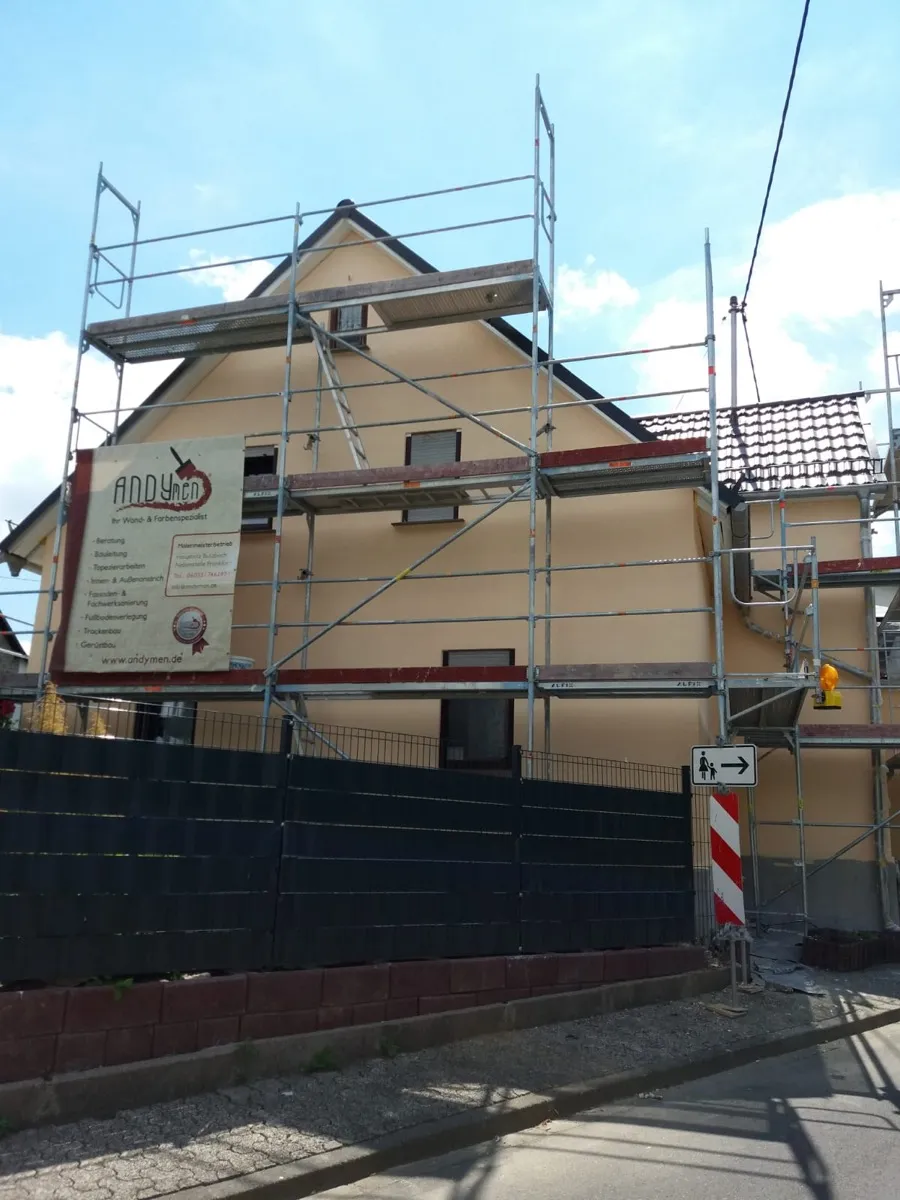 Fertige Fassade weiß mit grauem Sockel — Andymen Maler