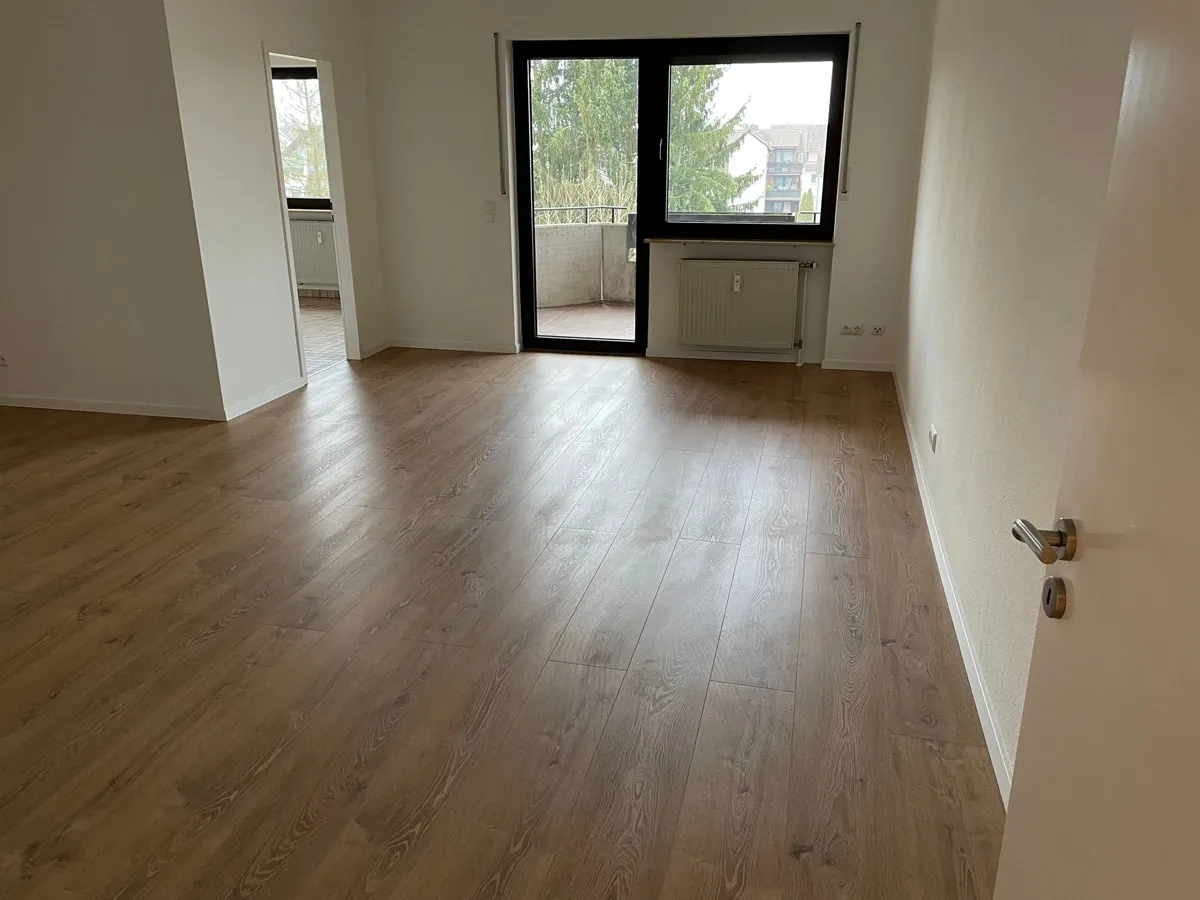Leere Wohnung mit Balkon frisch gestrichen