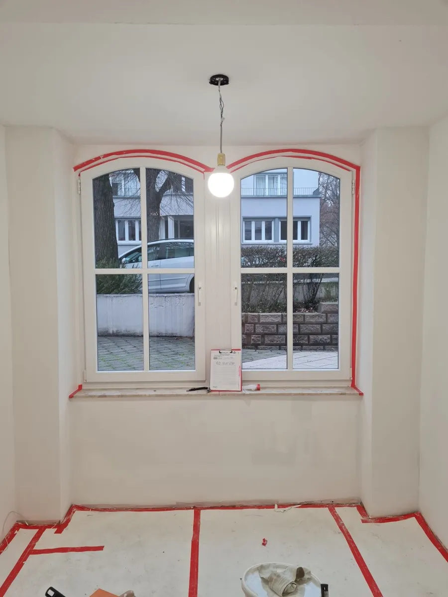 Altbau Rundbogenfenster sorgfältig abgeklebt