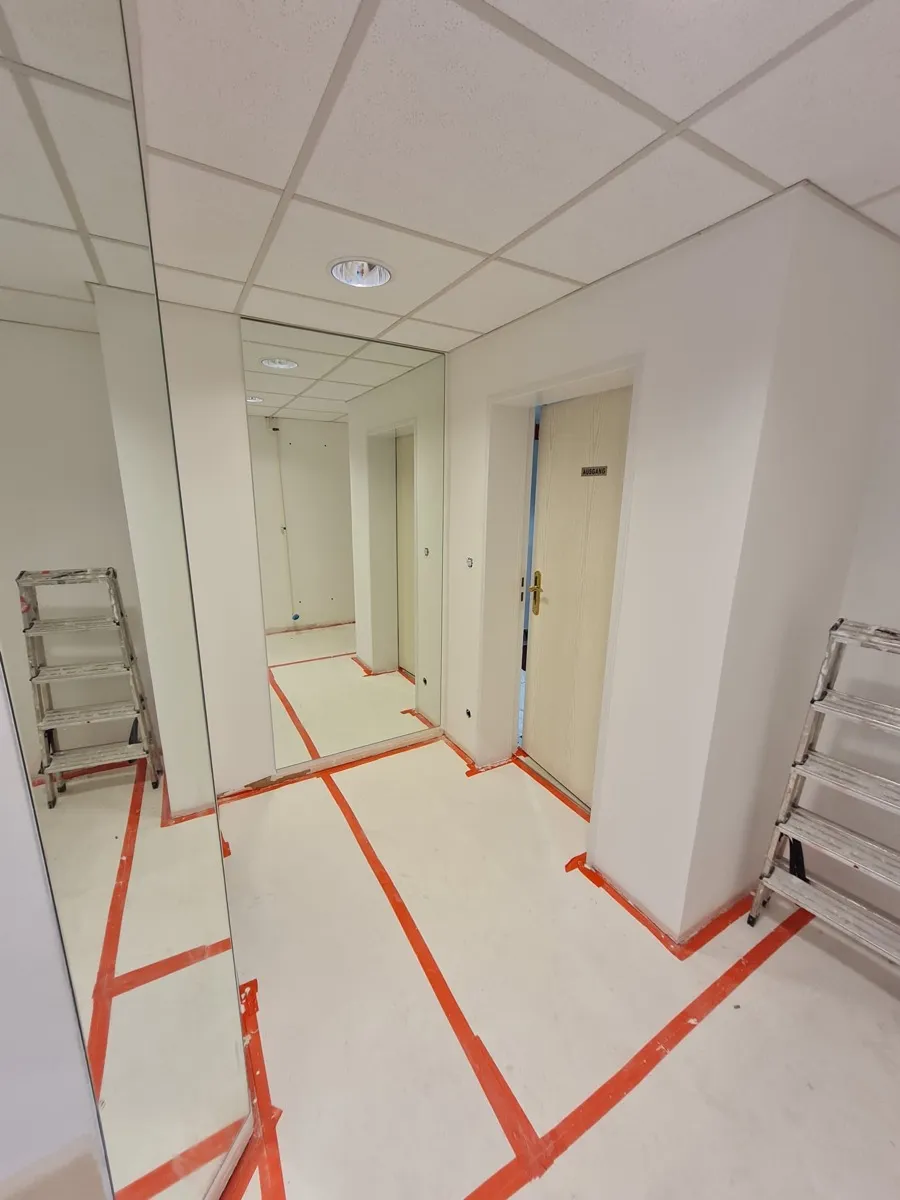 Büroräume abgeklebt und vorbereitet — schneller Malerauftrag