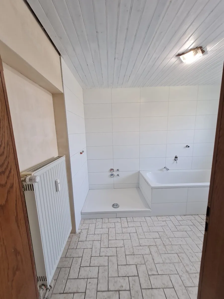 Badezimmer weiß gestrichen Altbau Holzdecke