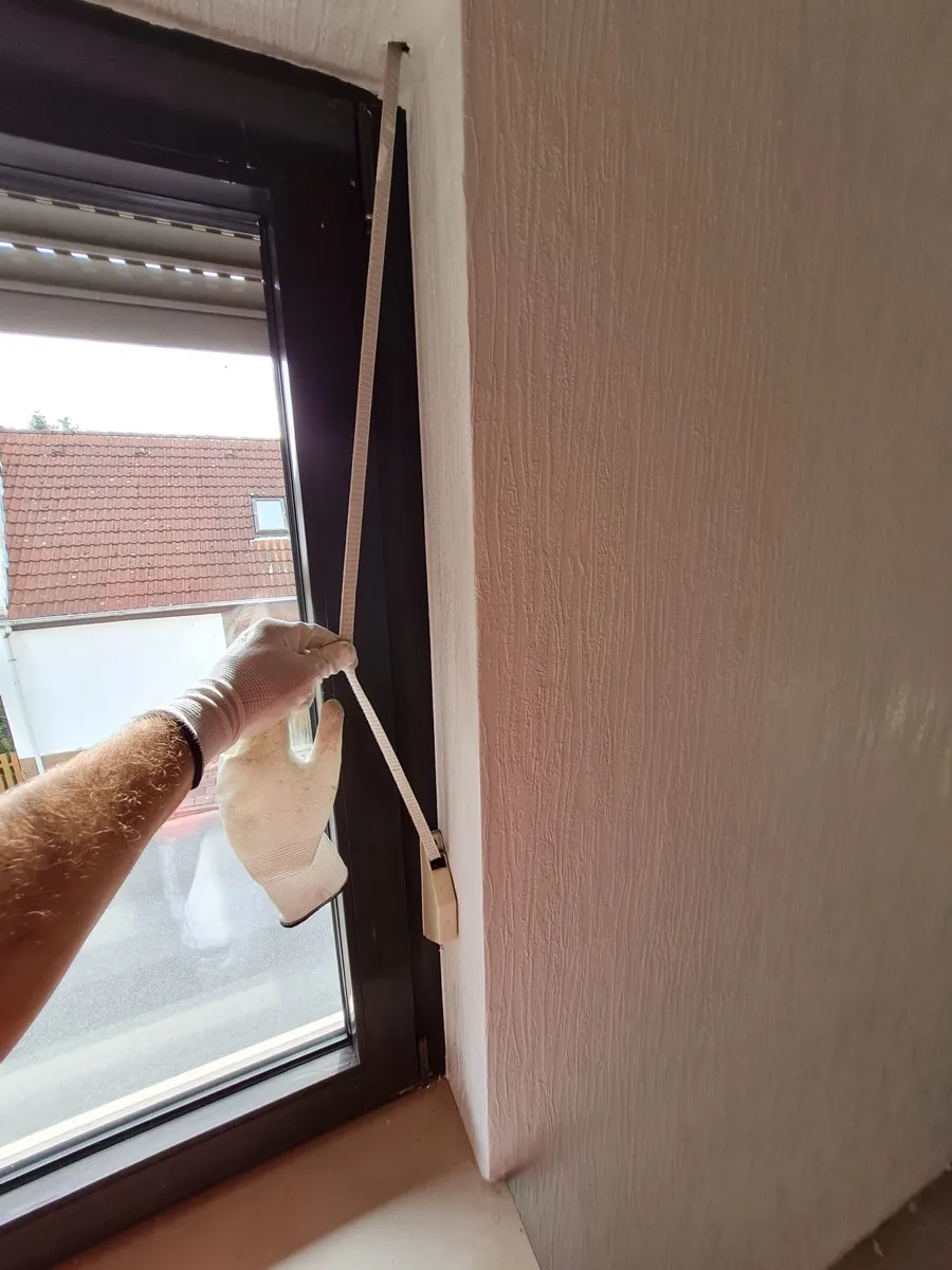Fenster sorgfältig abgeklebt vor Malerarbeiten