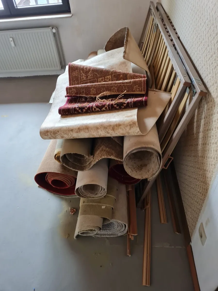 Altbau Entrümpelung vor Renovierung — Teppiche entfernt