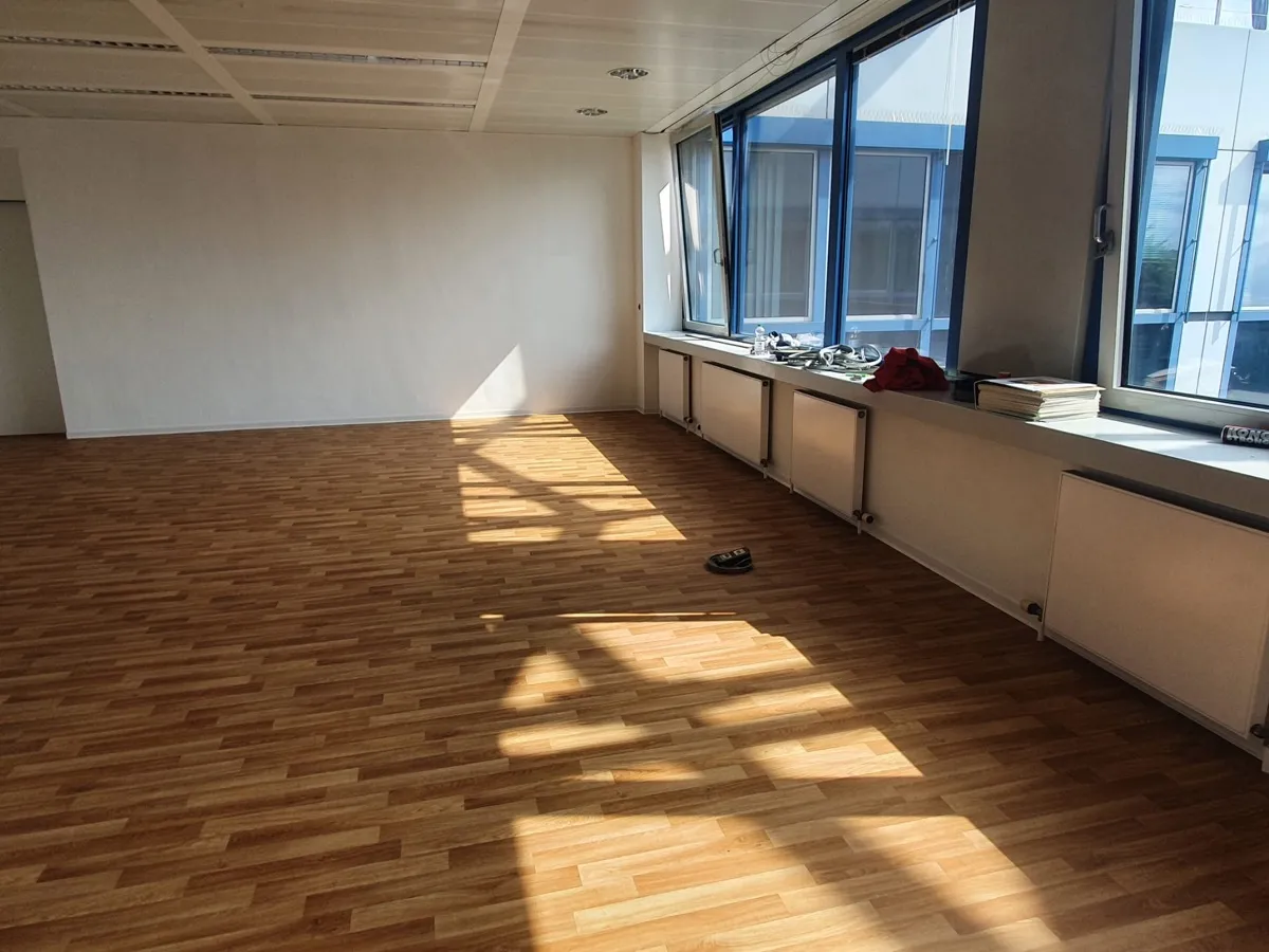 Büro frisch gestrichen sauberer Abschluss Parkett