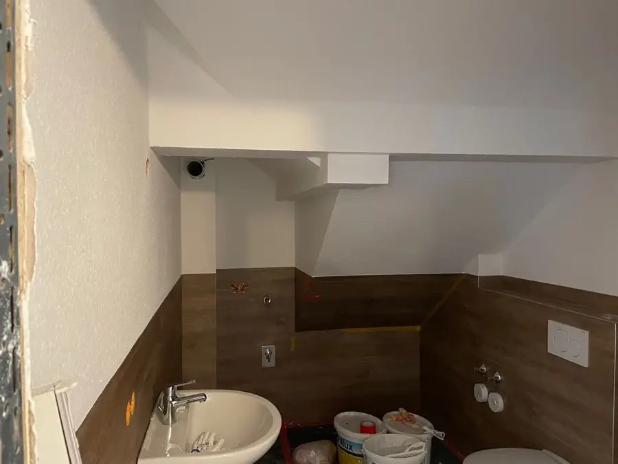 Andymen-Maler bei Badezimmer-Renovierung in Frankfurt: Decke streichen mit Brillux-Farbe