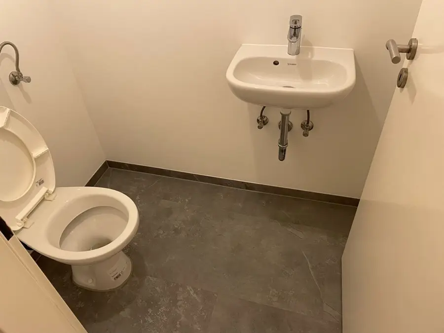 WC-Bereich nach Renovierung durch Andymen in Frankfurt: sauberer Anstrich und neue Silikonfugen
