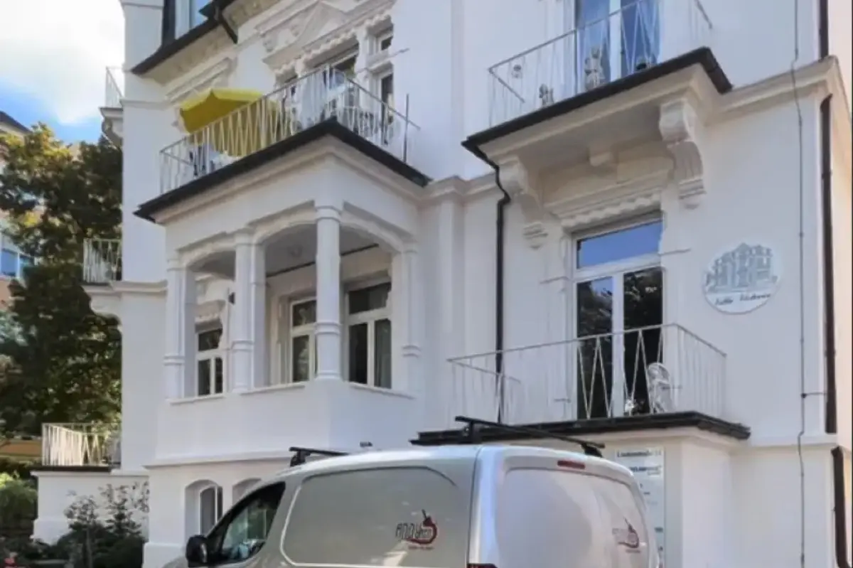 Fassadenanstrich Villa Bad Nauheim — Andymen Transporter vor Altbau-Villa