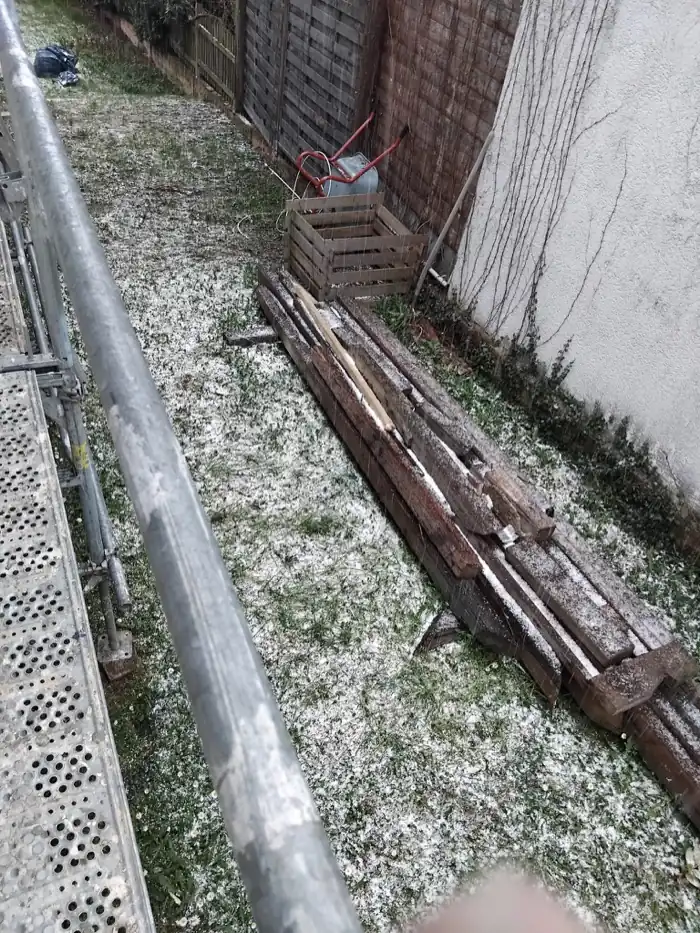 Baustelle Bad Vilbel — Gerüst-Aufbau im Garten, Andymen Maler mit Stern