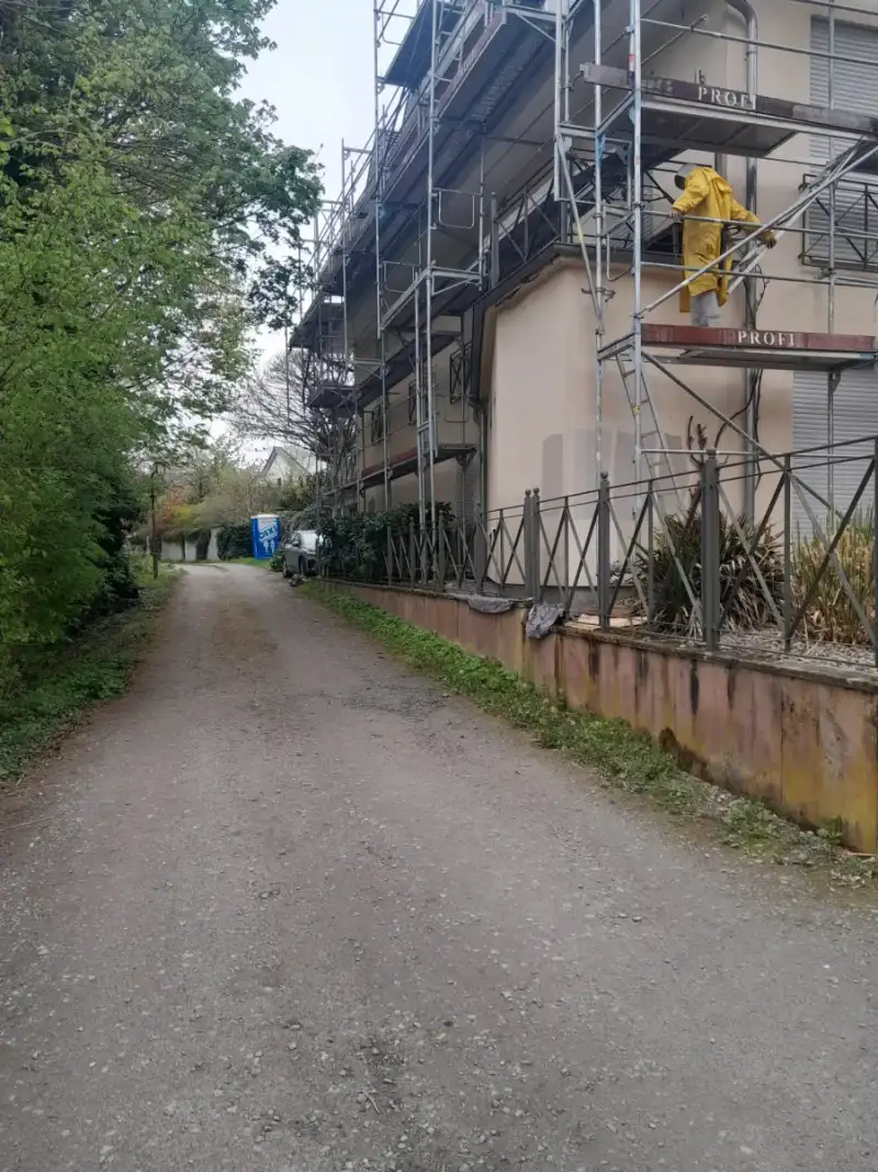 Gerüst komplett — Mitarbeiter beginnt Untergrundprüfung