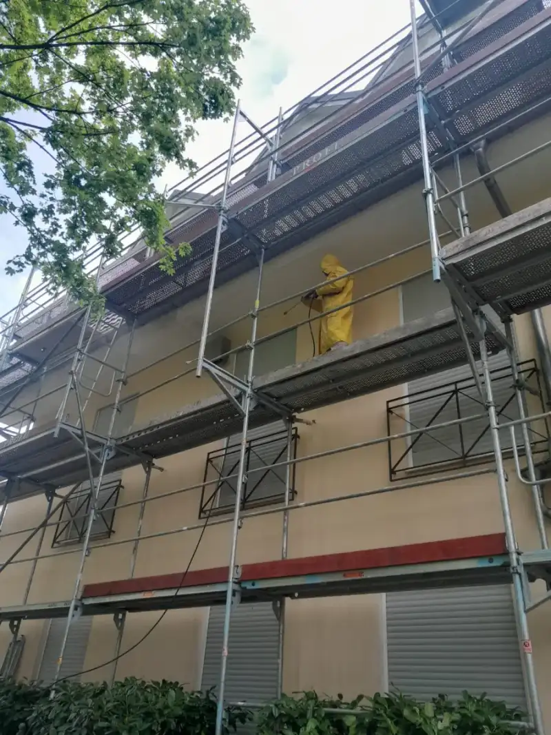 Gerüst und Fassade — Risse werden ausgespachtelt
