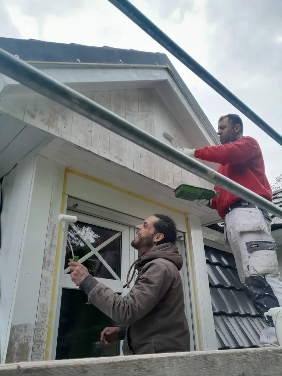 Andymen Mitarbeiter beim zweiten Anstrich — Detailarbeit