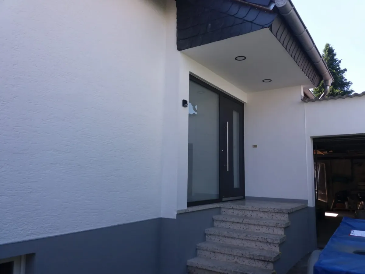 Fassadenanstrich fertig — Brillux Evocryl, Andymen Maler mit Stern