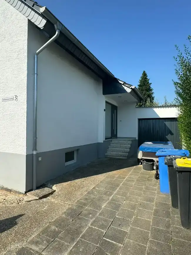 Fassade nach Sanierung – weiss mit Anthrazit-Sockel