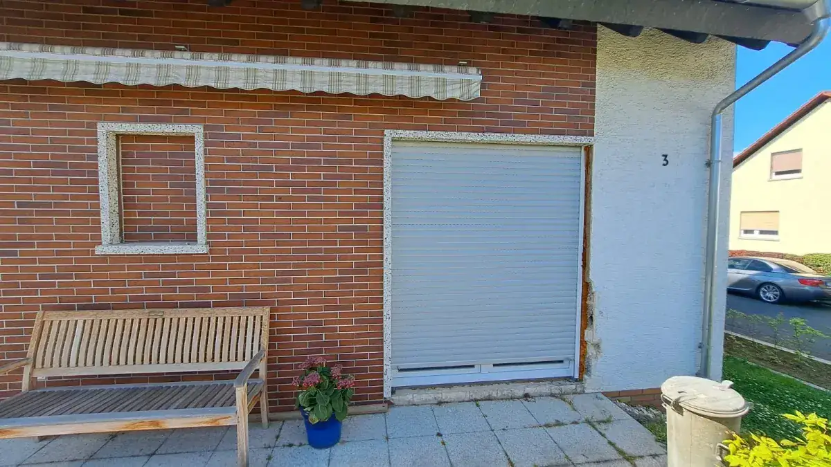Putzschäden und Risse an der Hausfassade vor der Sanierung