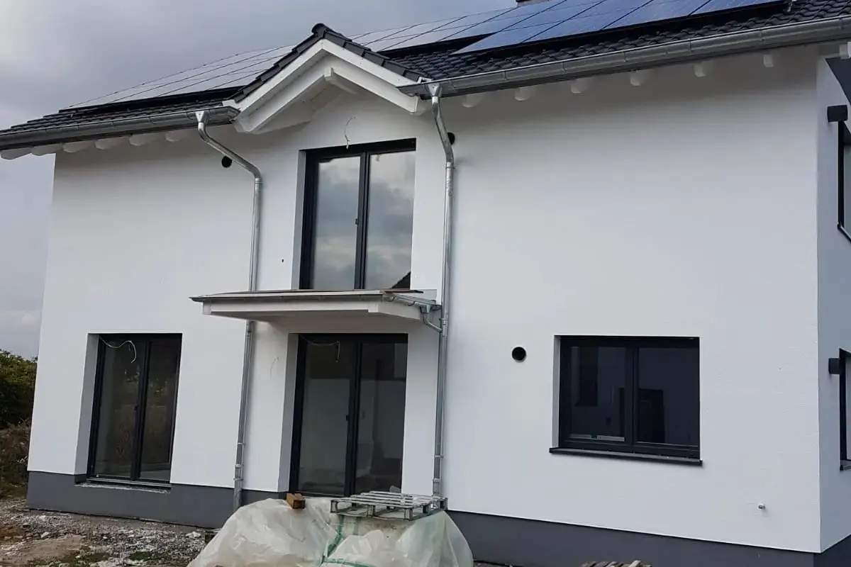 Neubau Fassade Huettenberg — Armierung, Oberputz, Sockel anthrazit, 3mm Scheibenputz, Andymen Maler mit Stern