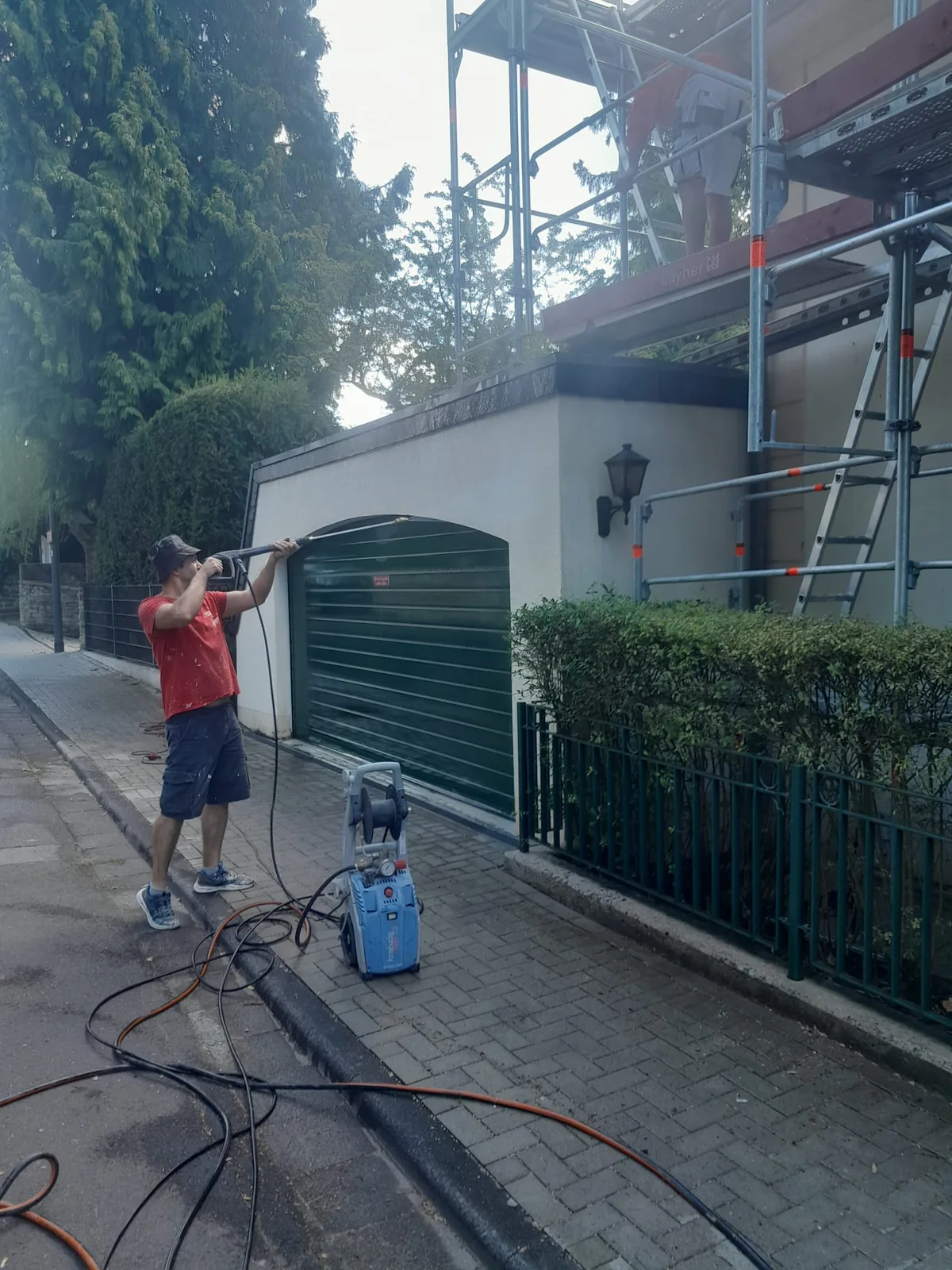 Fassadenreinigung mit Hochdruckreiniger durch Andymen Mitarbeiter in Kronberg