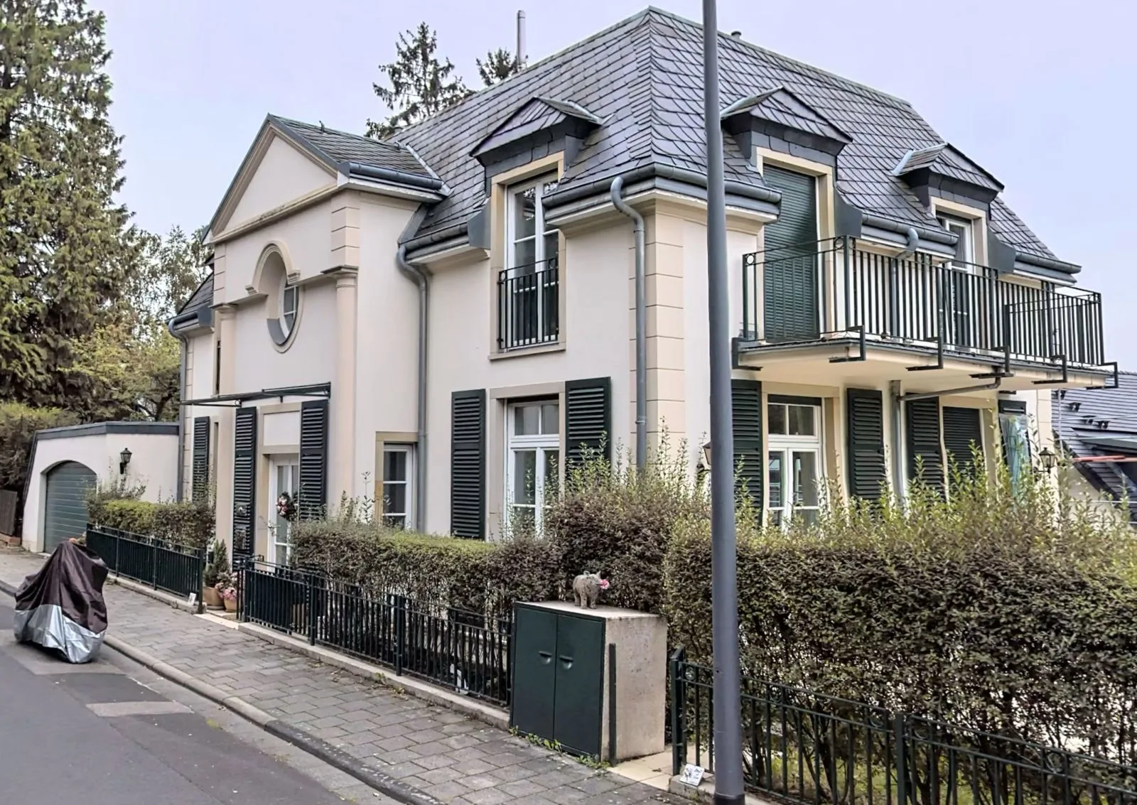 Straßenansicht der Villa in Kronberg im Taunus