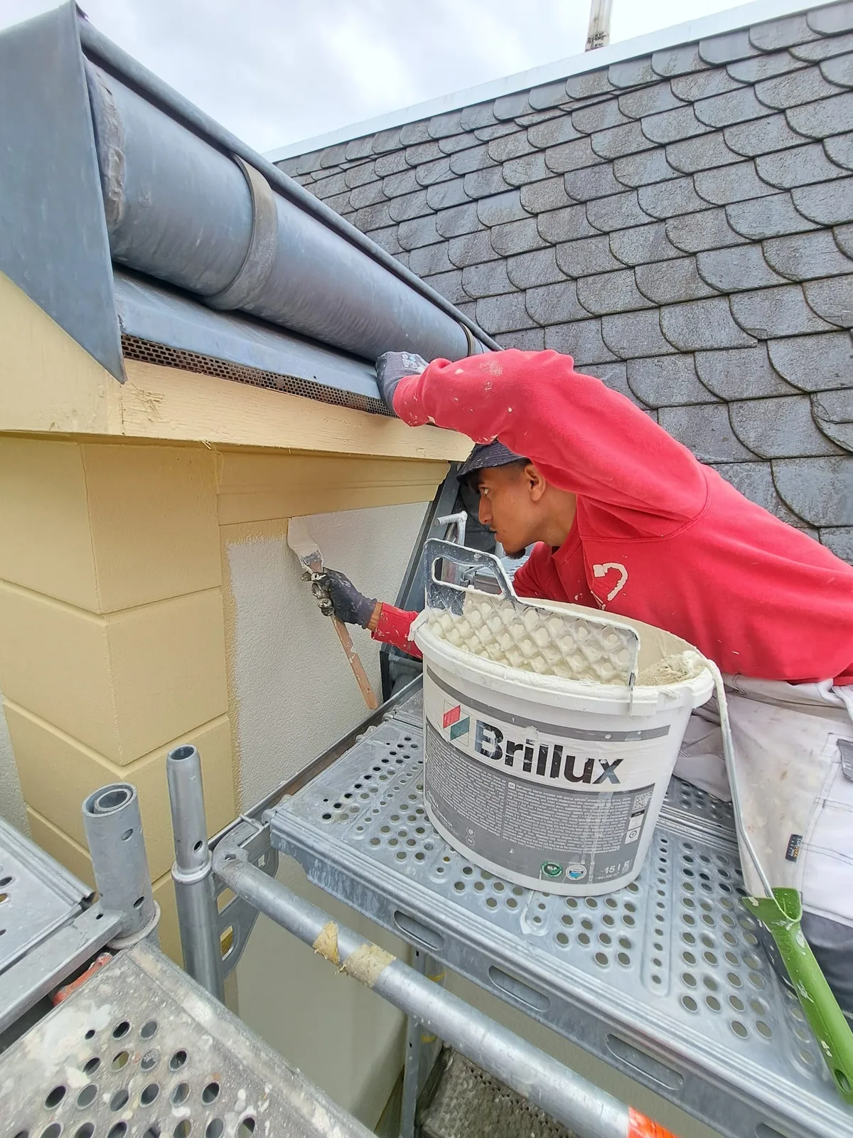 Gesims wird mit Brillux Fassadenfarbe gestrichen