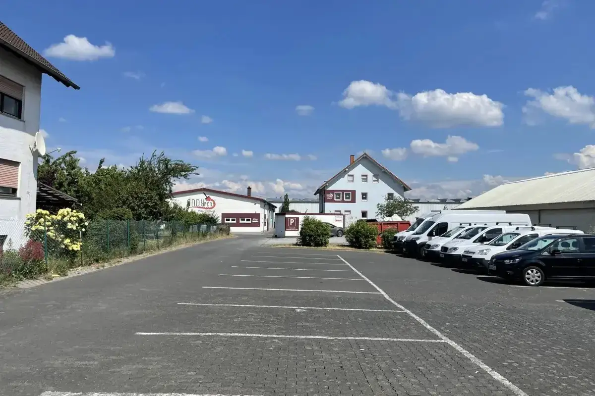 Andymen Firmengelaende Butzbach — Halle, Buero, Fuhrpark mit 6 Transportern, Standort seit 2012