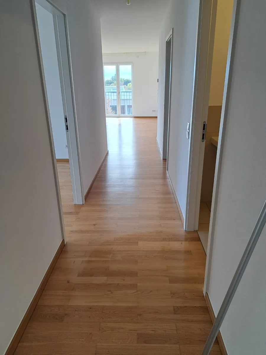 Flur mit ge&ouml;ltem Parkett und frisch gestrichenen W&auml;nden