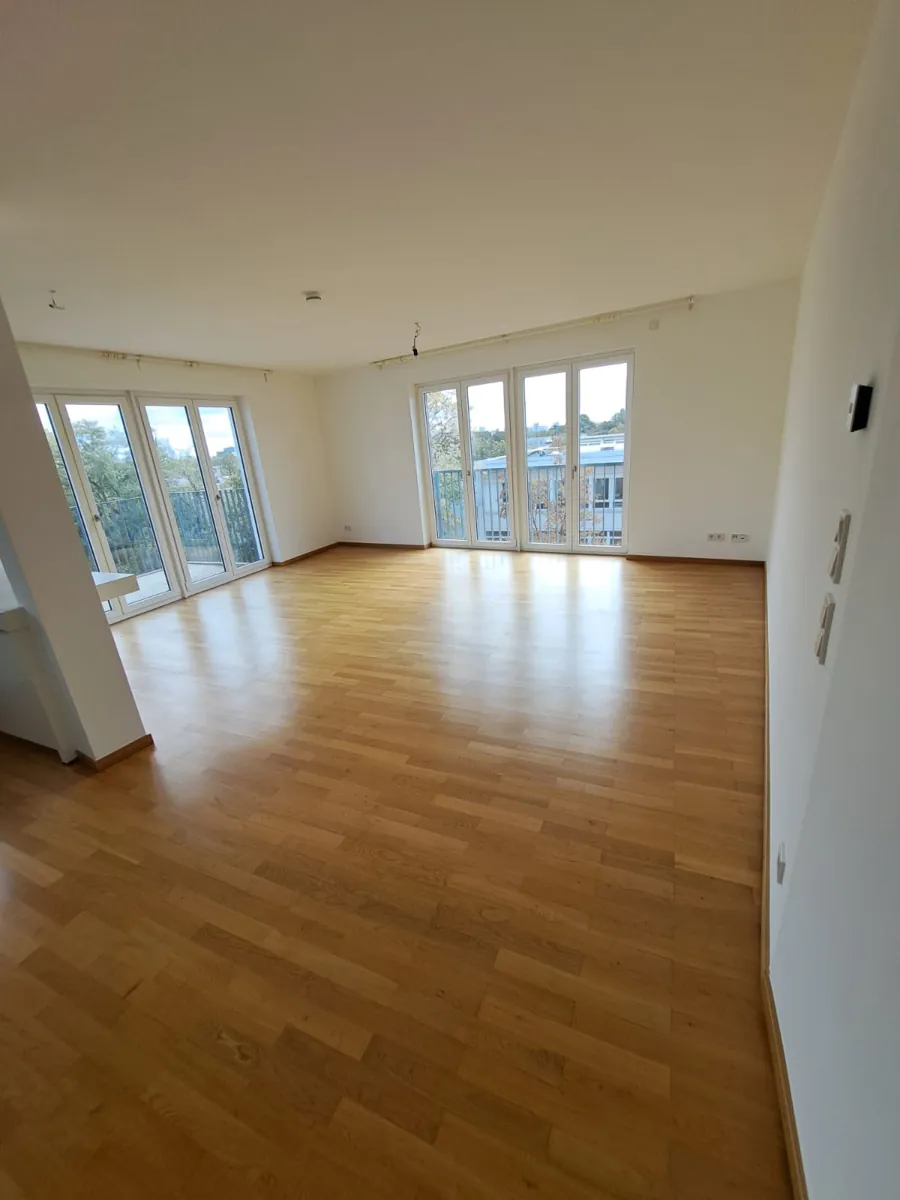 Fertig renovierter Wohnbereich mit geöltem Parkett nach der Auszugsrenovierung in Frankfurt