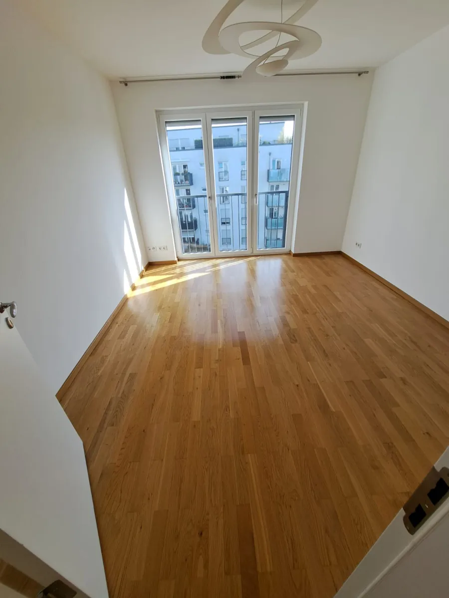 Fertig gestrichenes Zimmer, vorher mit Mustertapete, jetzt wei&szlig; mit Parkett