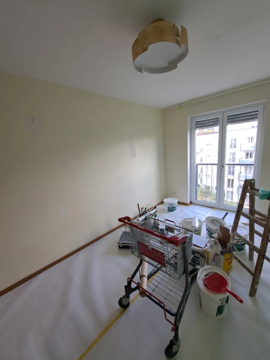 Zweites gr&uuml;nes Zimmer mit Fensterfront vor dem Anstrich