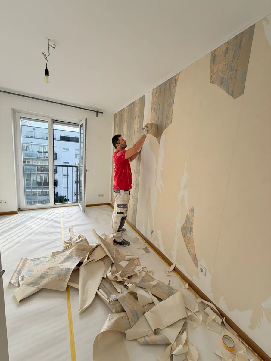 Andymen-Maler löst die Mustertapete in einer 4-Zimmer-Wohnung in Frankfurt ab