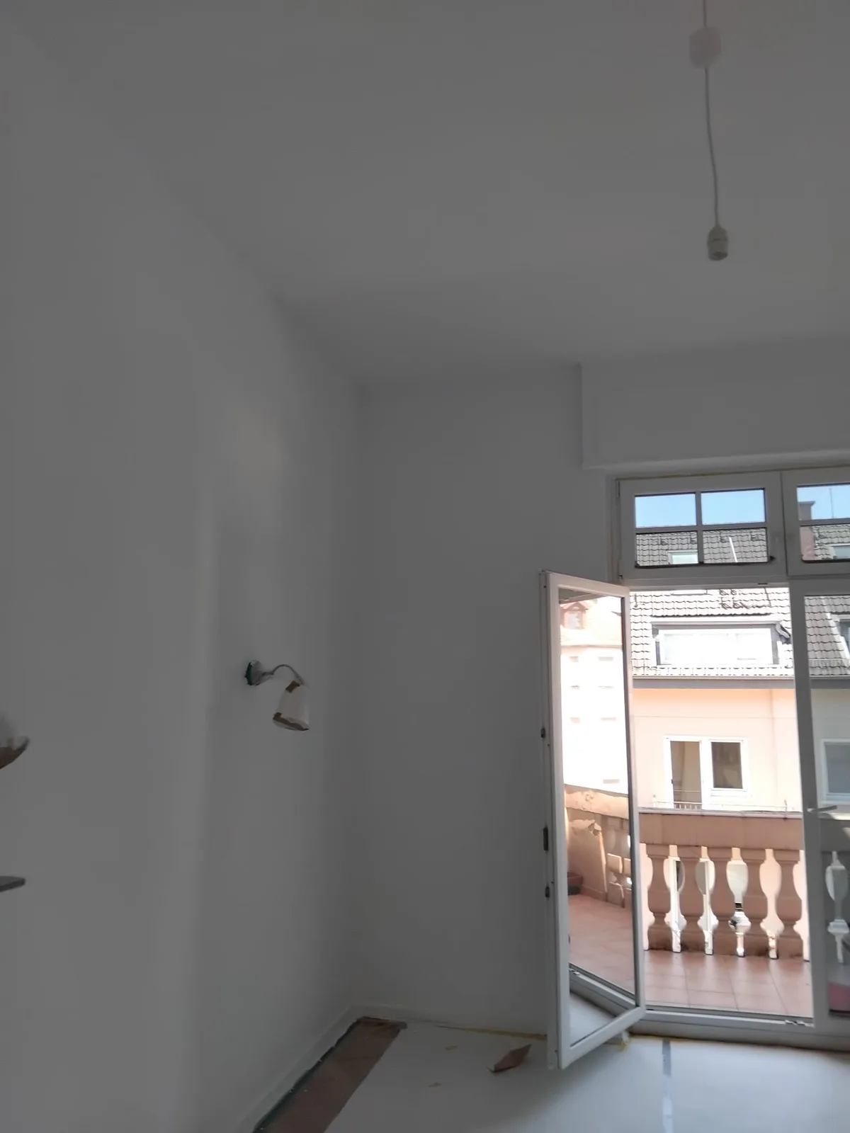 Fertig renoviertes Zimmer mit frisch gestrichener Decke und voller Raumhöhe