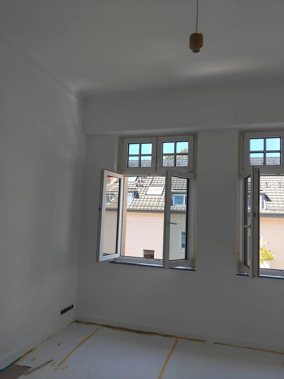 Fertig gestrichenes helles Zimmer