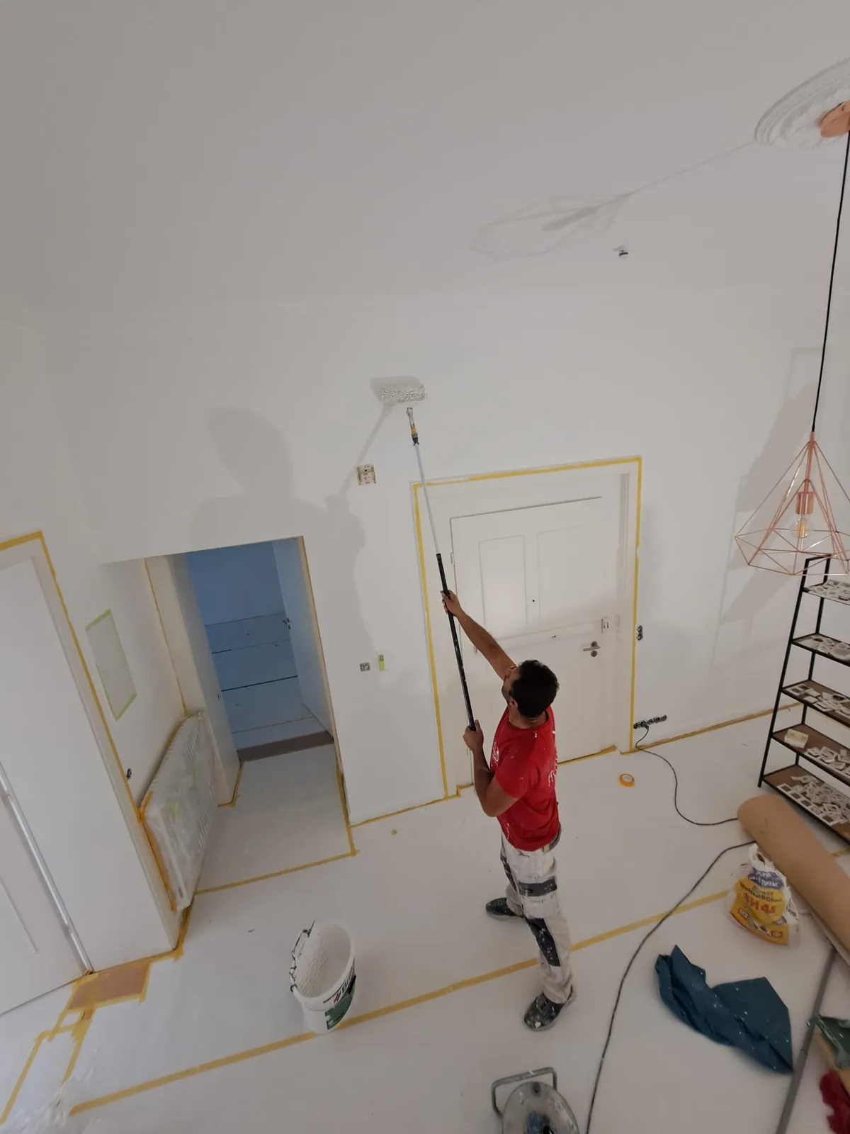 Saubere Kante zwischen Decke und Wand &mdash; abgeklebt und von Hand gezogen