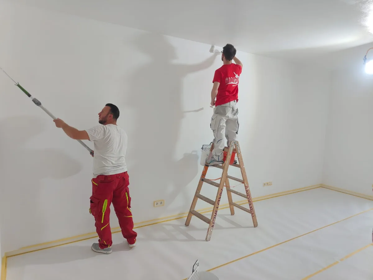 Zwei Andymen-Maler bei einer Wohnungsrenovierung in Frankfurt-Westend