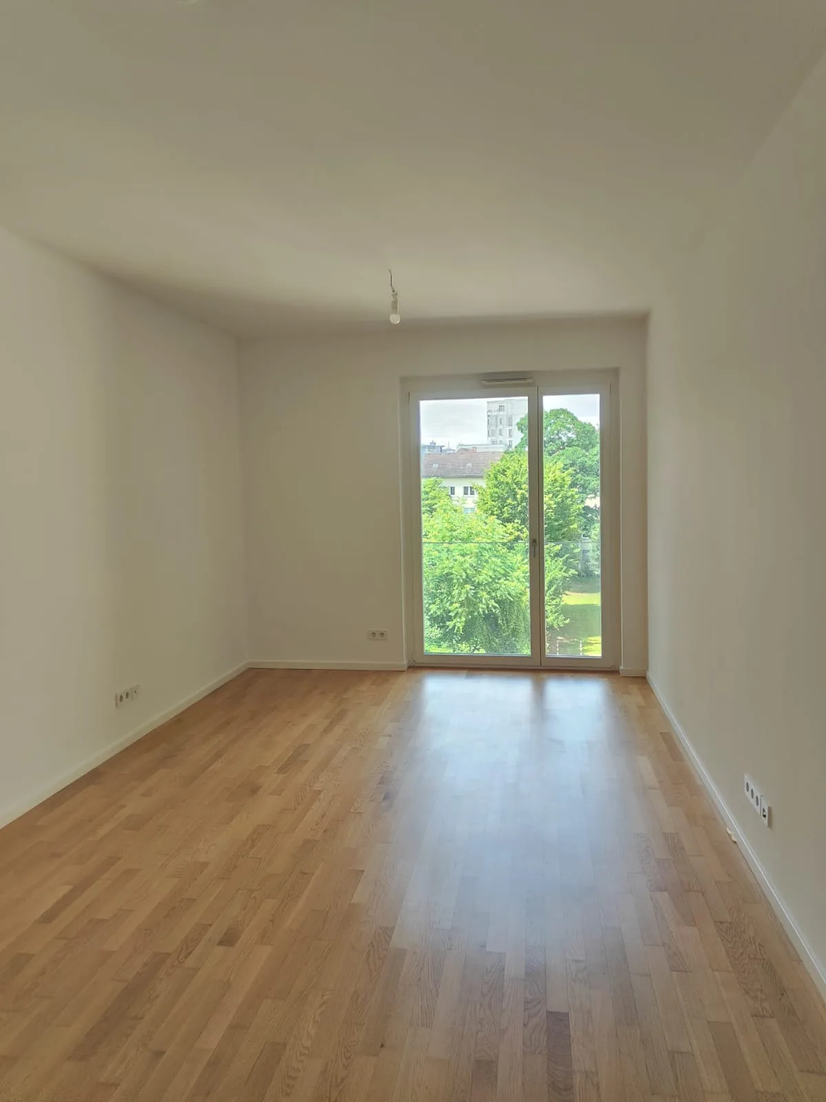 Fertiges Zimmer mit Balkon &mdash; frisch gestrichen, Frankfurt-Westend