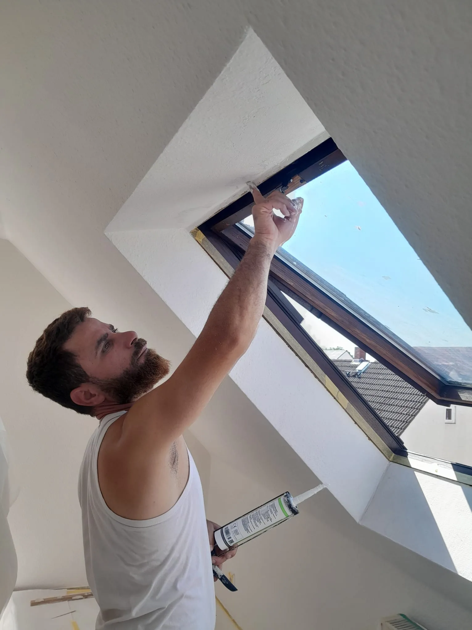 Maler versiegelt Dachfl&auml;chenfenster in Dachgeschosswohnung Hochheim am Main Andymen 2026