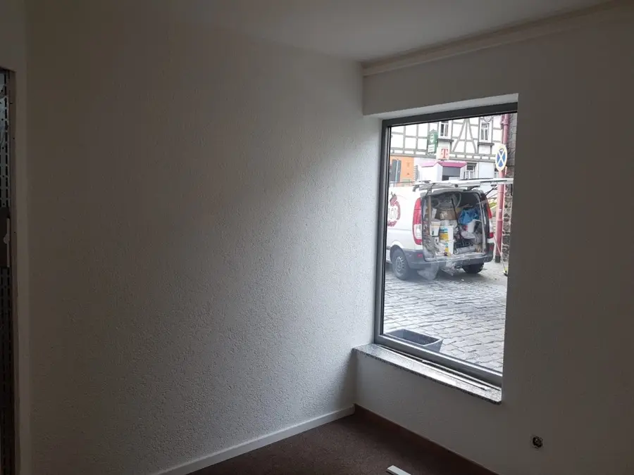 Leeres Zimmer vor dem Anstrich zur Wandflaechenberechnung