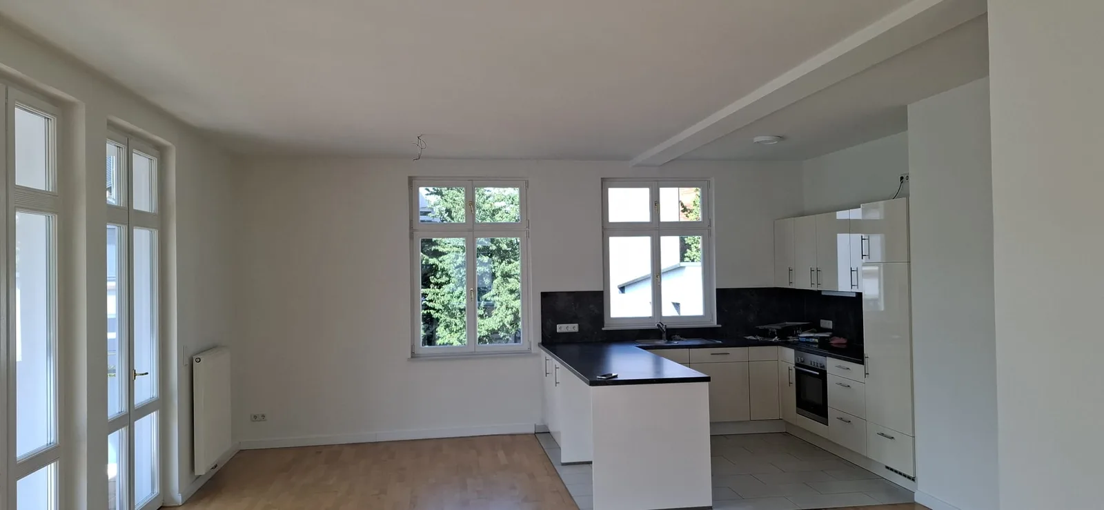 Frisch gestrichene offene Wohnk&uuml;che in Altbauwohnung Marburg Andymen 2026