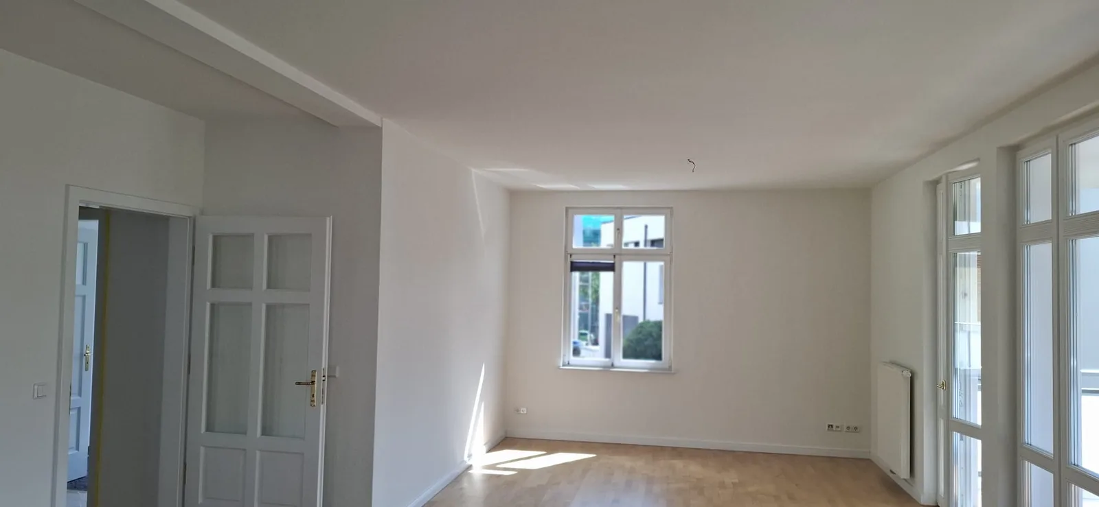 Leeres frisch gestrichenes Zimmer mit Altbaufenster in Marburg, bezugsfertig