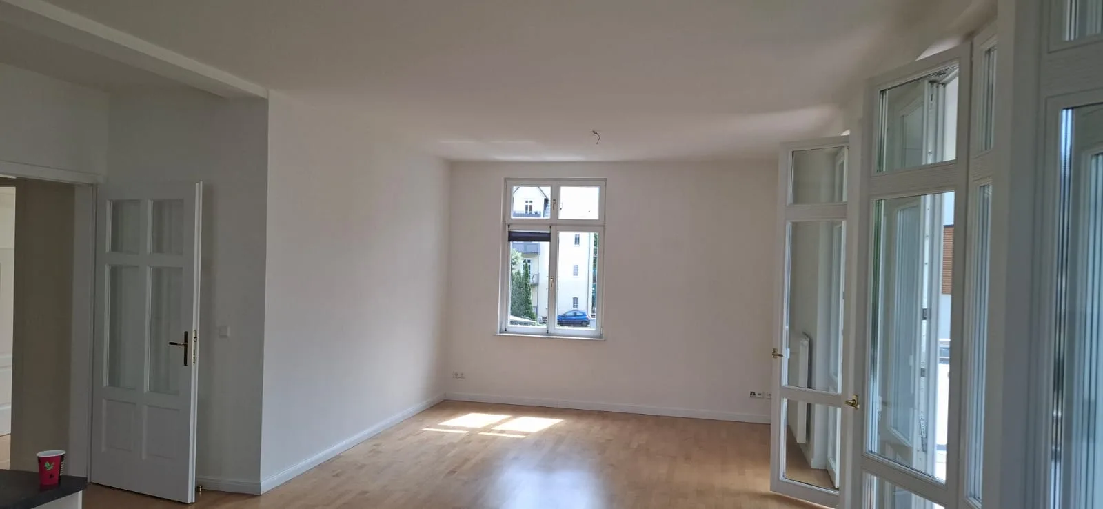 Weiteres leeres Zimmer nach dem Anstrich in Marburger Altbauwohnung