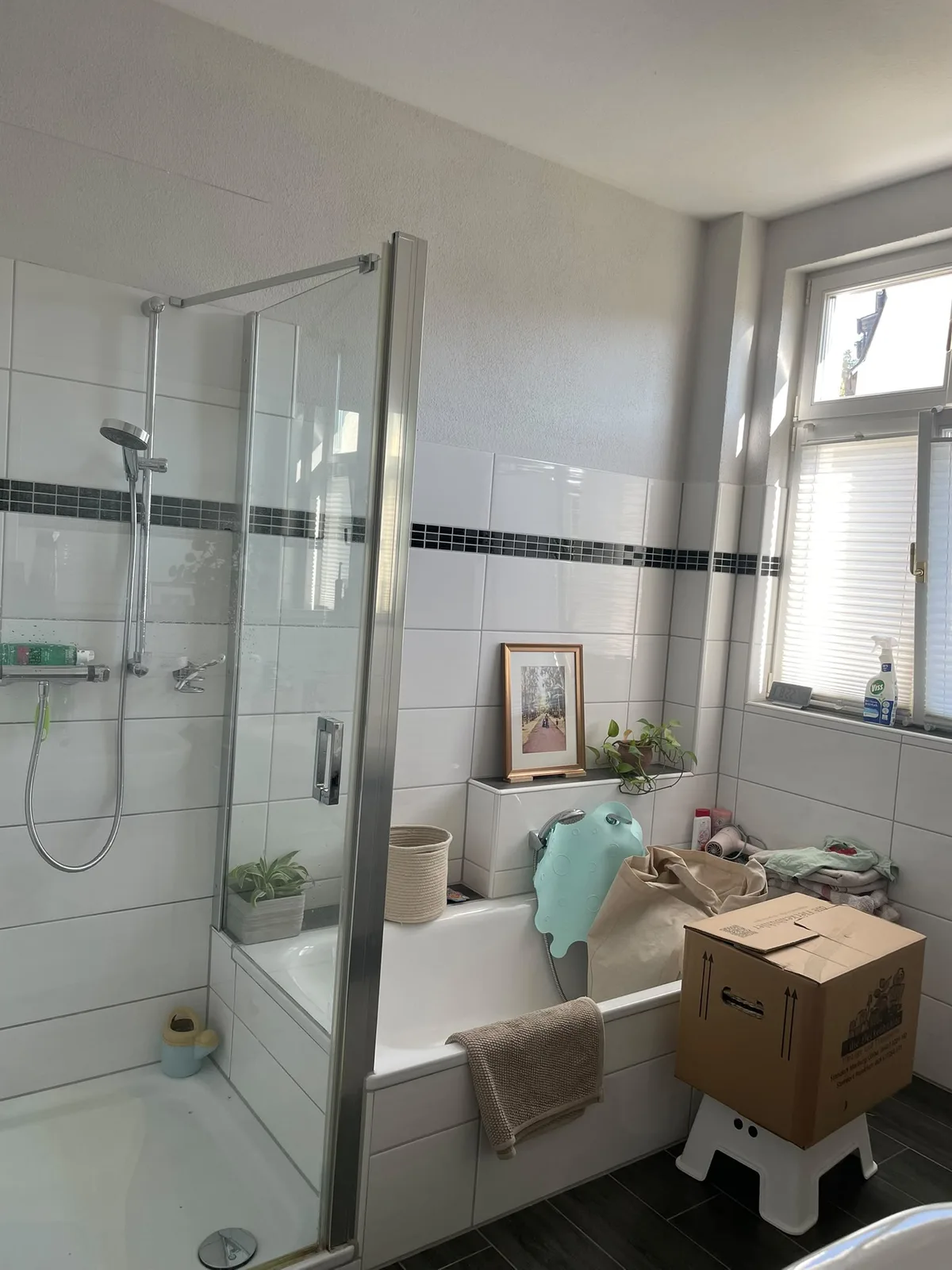 Badezimmer der Marburger Altbauwohnung im bewohnten Zustand vor der Renovierung