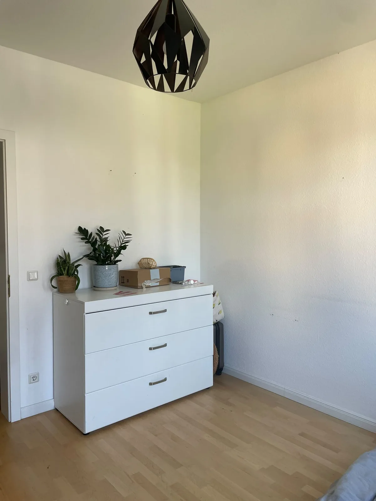Schlafzimmer mit Altbaufenstern in Marburg vor dem Anstrich