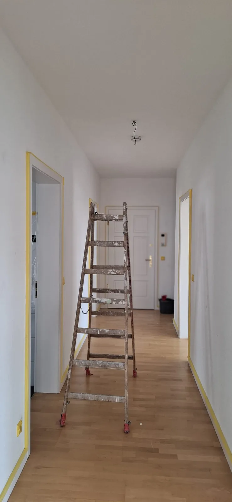Flur in Marburg abgeklebt und in Arbeit mit Malerleiter