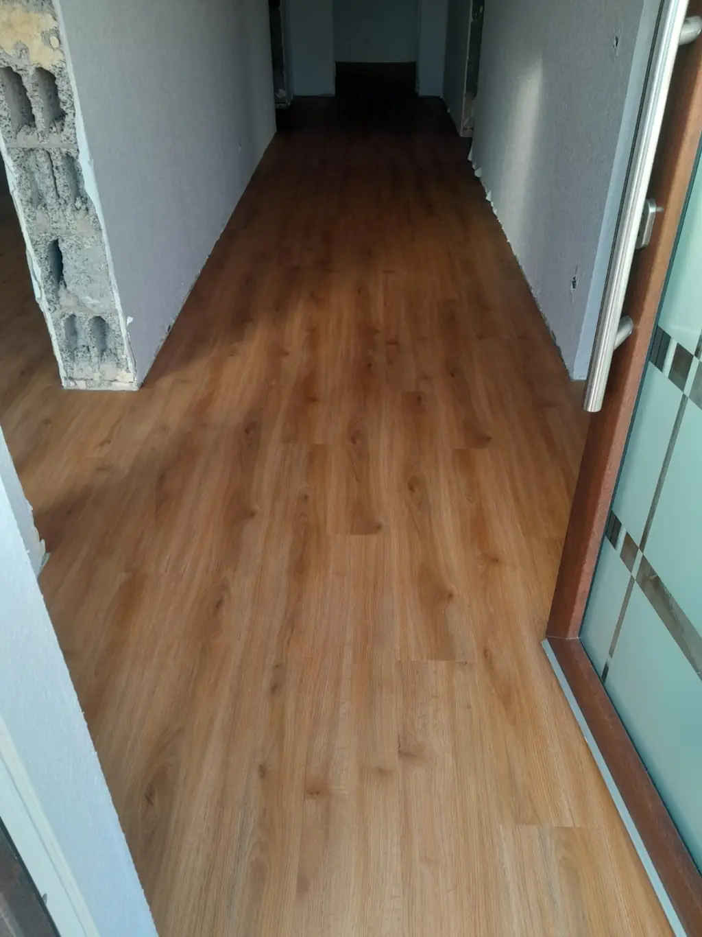 Flur Butzbach Hoch-Weisel nachher — neuer Laminatboden verlegt
