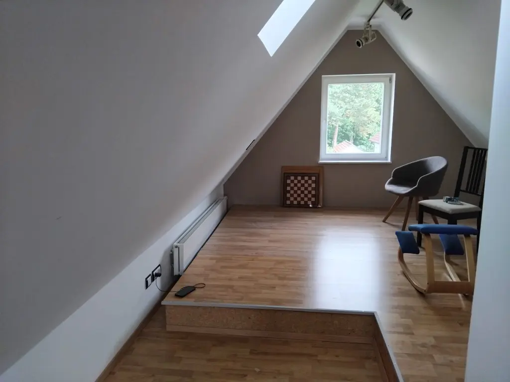 Dachgeschoss nachher — Waende weiss, Akzentwand in hellem Farbton gestrichen