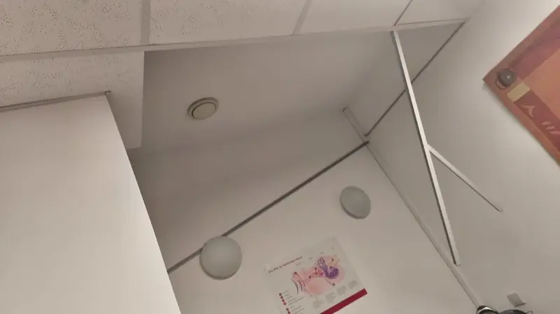 Decke nach der Renovierung — saubere weiße Decke, Andymen Maler mit Stern