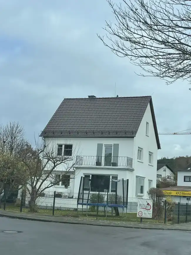 Fassade Einfamilienhaus Butzbach nachher — frisch gestrichen mit Brillux Evocryl 200