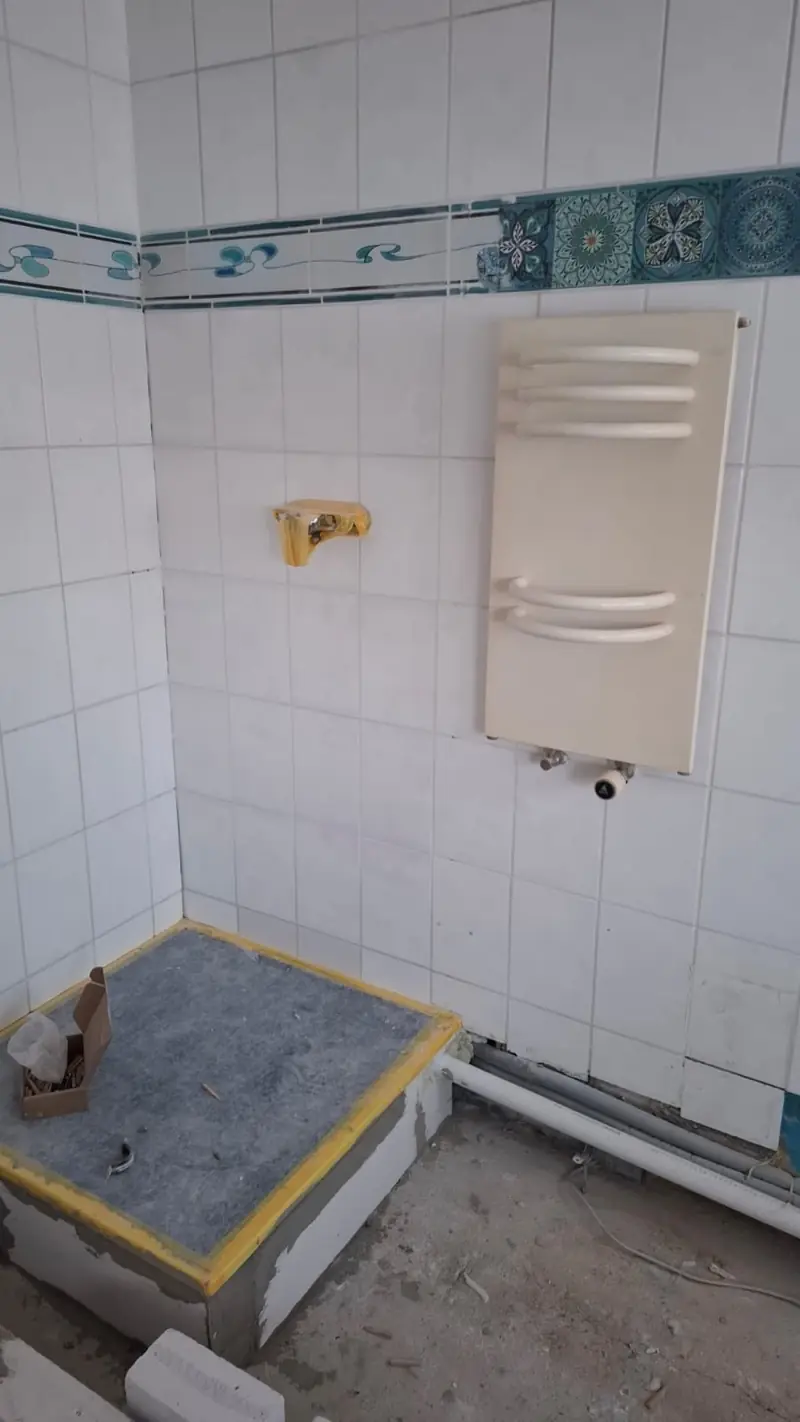 Bad nach der Renovierung — saubere Wände und neue Installationen, Andymen Maler mit Stern