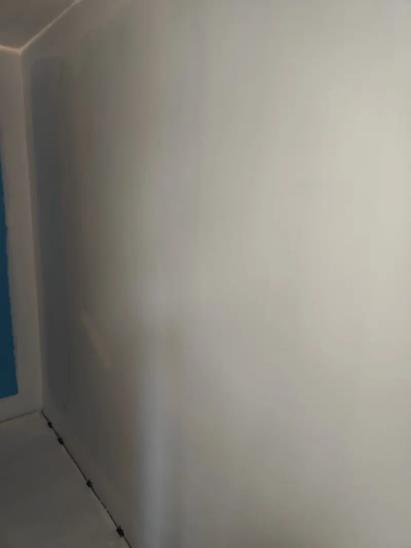 Raum nach dem Anstrich — gleichmäßig gestrichene Wände in Bad Vilbel, Andymen Maler mit Stern