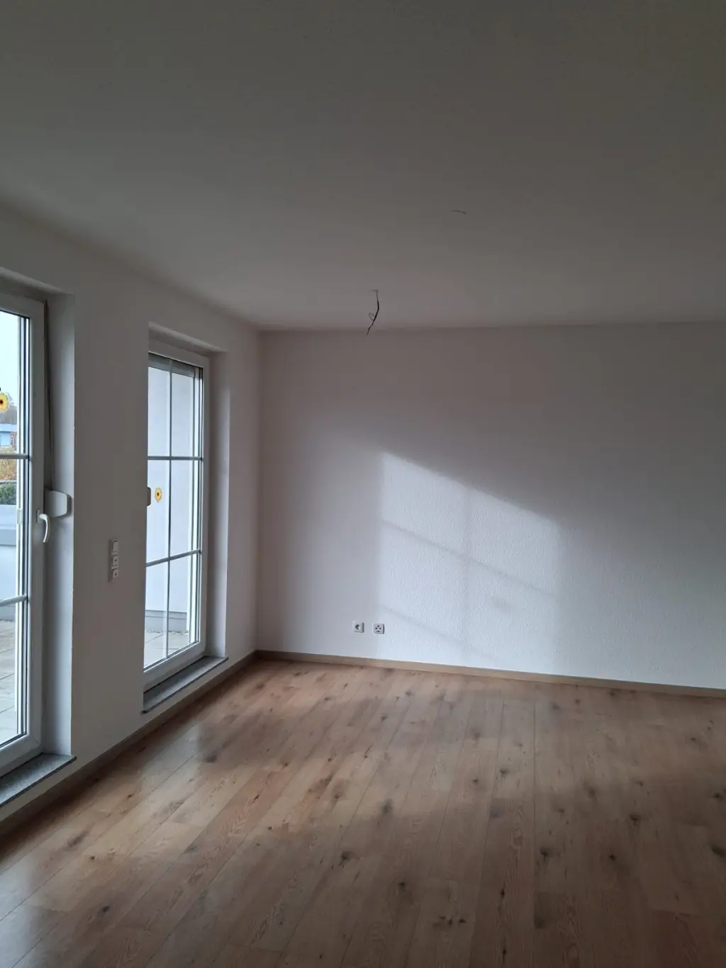 Wohnzimmer Frankfurt nachher — weisse Waende und Decke, Holzboden sichtbar