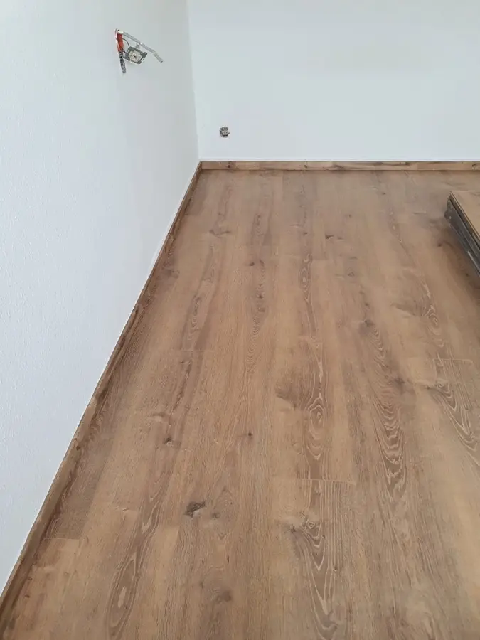 Schimmelsanierung Frankfurt &mdash; frisch saniertes Zimmer, wei&szlig;e W&auml;nde, neuer Boden, Andymen